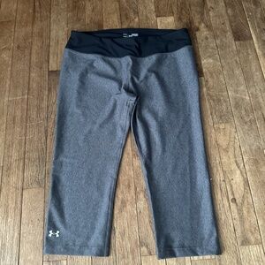 Under Armour Black & Gray Print Heat Gear Cropped Compression Leggings Size‎ M
